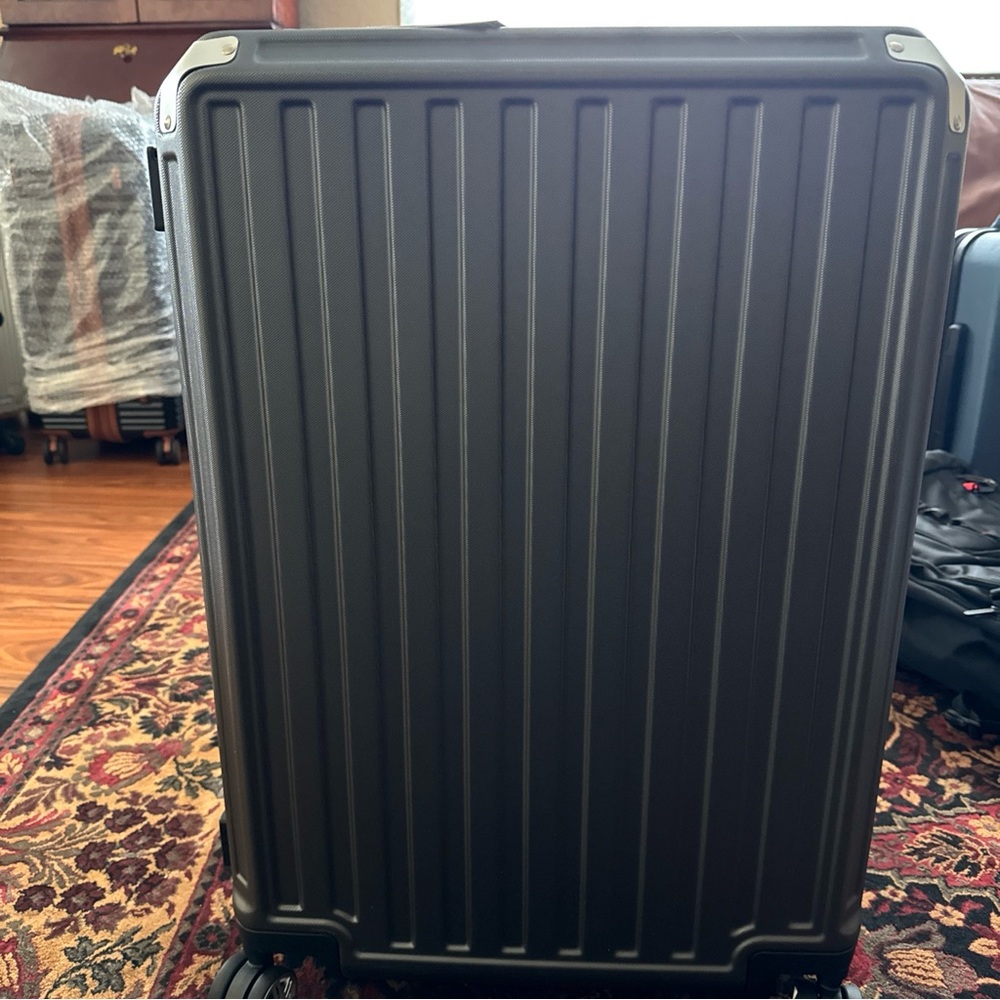 New Luggage X zipper less luggage, beat, spinner, wheels, poly carbonate, alumin